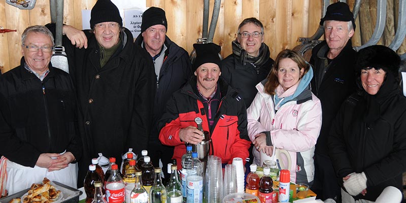 Foto mit Vorstand, welches anlässlich des Benefizfestes 2013 aufgenommen wurde.